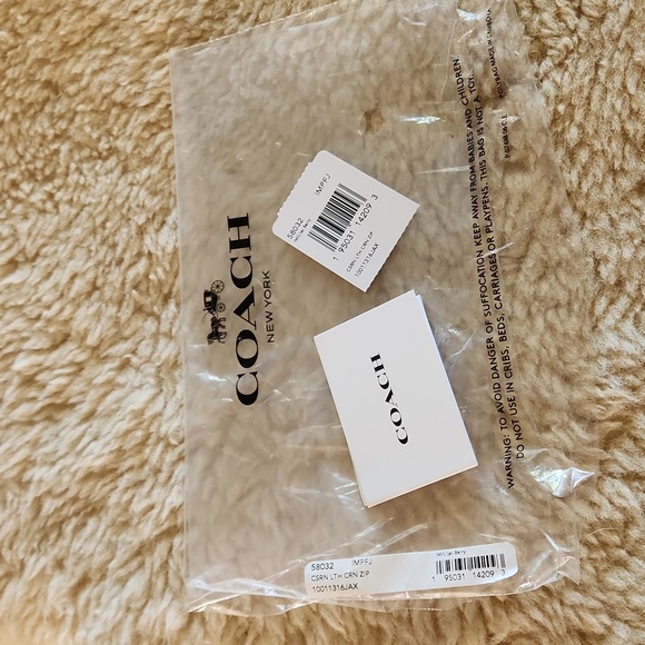 Gorgeous NWT Coach Lilac Berry Leather Corner Zip Wristlet 🩷💜 - Picture 4 of 13